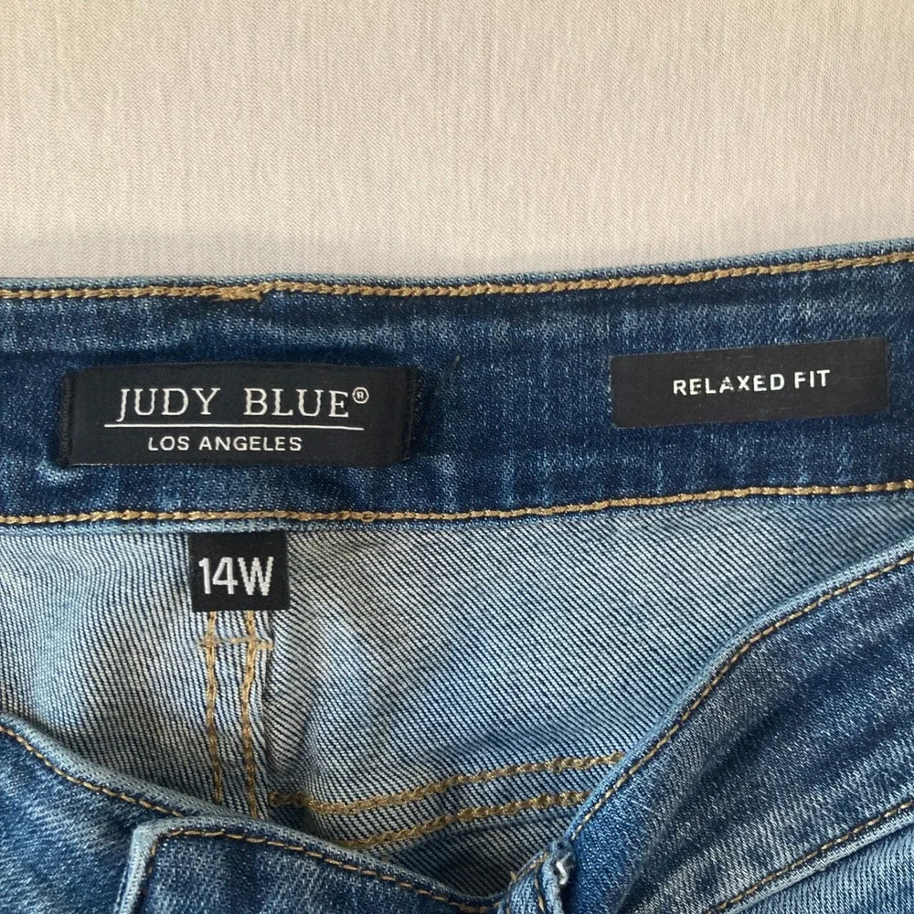 Judy Blue 14W Relaxed Fit Distressed Skinny Jeans Medium Wash Raw Hem 25